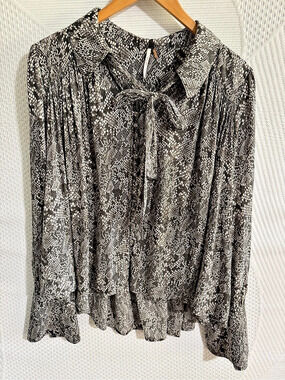 Free People Snake Print Tie Neck Blouse Size Medium very good